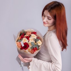 yarkij buket s krasnymi rozami 4